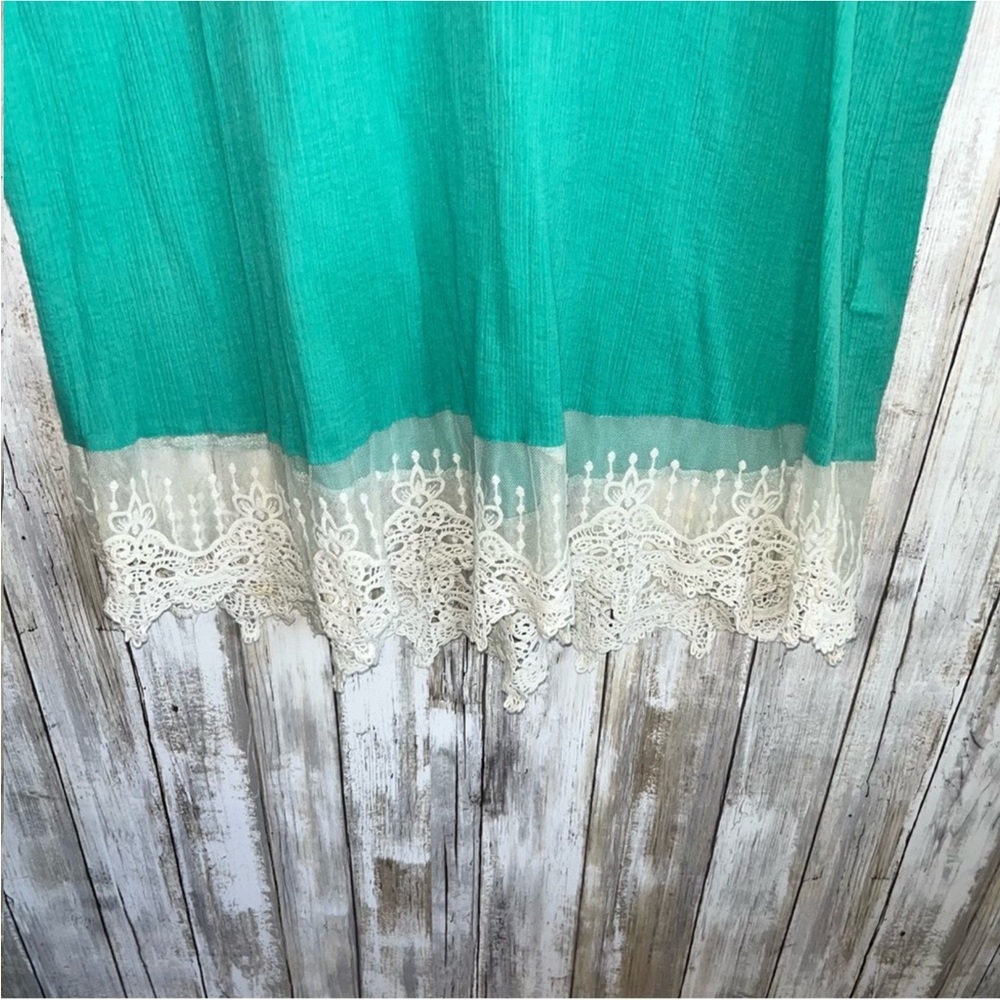 Umgee Green & Lace Sleeveless Tunic - Picture 2 of 6